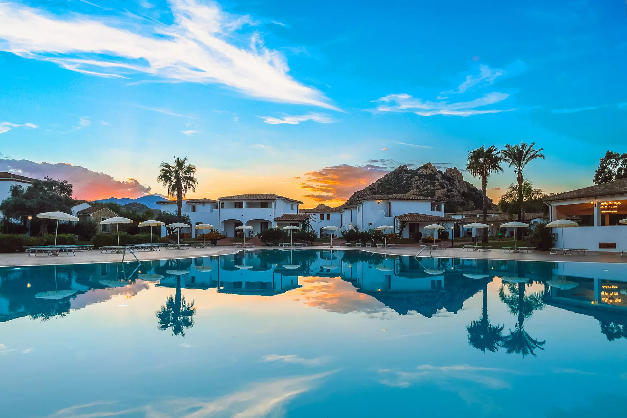 Marina Torre Navarrese Resort: piscina al tramonto
