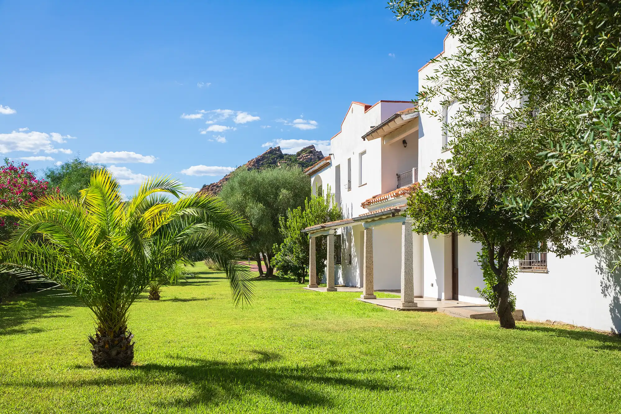 Marina Torre Navarrese Resort: architettura esterna, giardino e camere