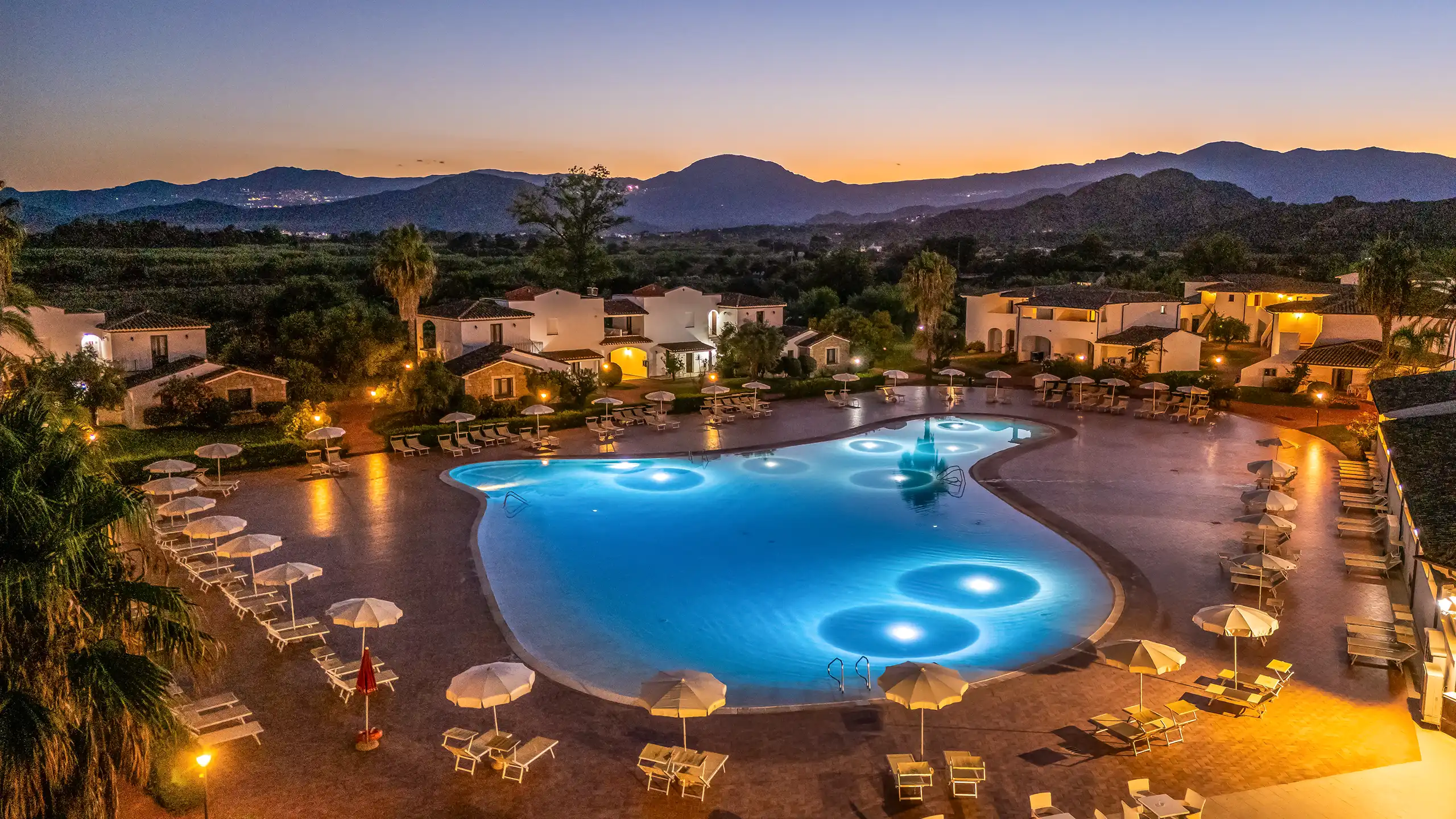 Marina Torre Navarrese Resort: piscina al tramonto